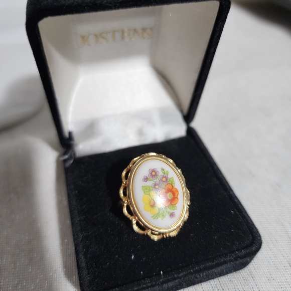 Avon Gold Locket Ring - Picture 3 of 5